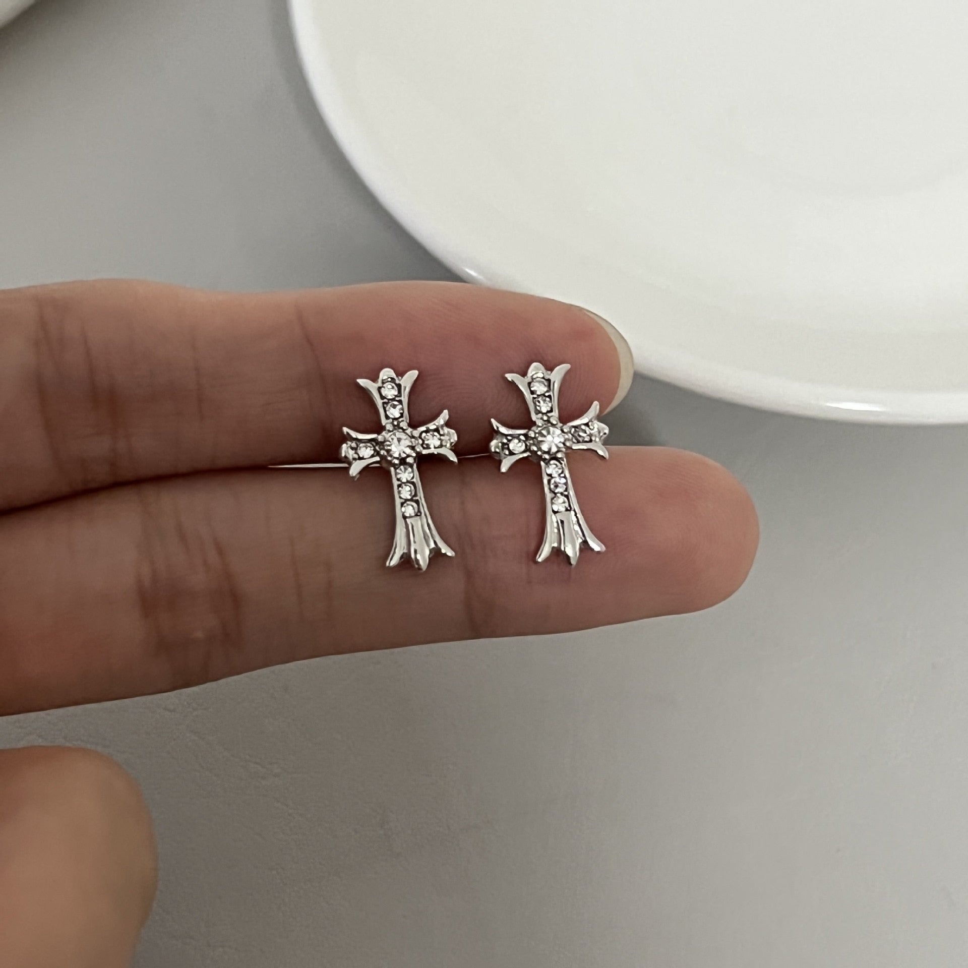 925 Silver Needle Inlaid Rhinestone Cross Stud Earrings Female New Design Sense Cross Without Ear Hole Ear Clip Party Jewelry
