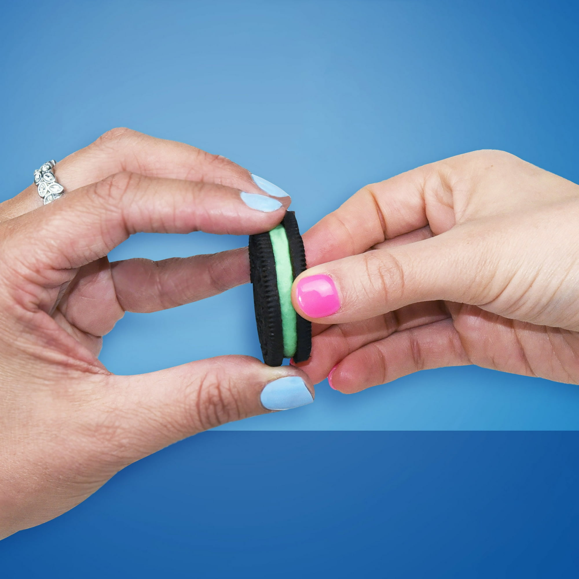 OREO Mint Creme Chocolate Sandwich Cookies, Family Size, 18.71 oz