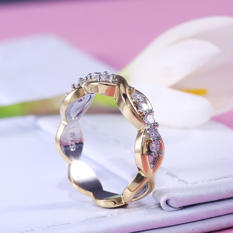 Huitan Luxury Noble Tiny Cubic Zircon Stone Middle Finger Ring