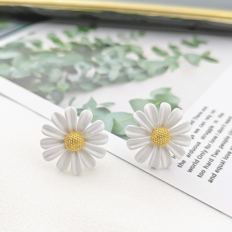 Trendy Sweet White Daisy Stud Earrings